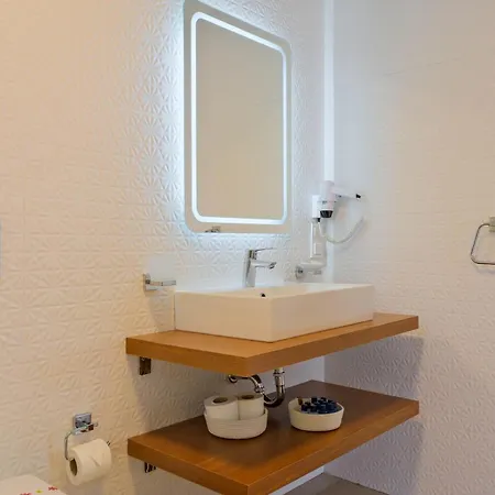 Отель Larimar 2*