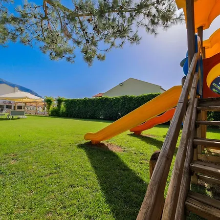 Отель Larimar 2*