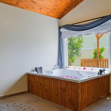 ホテル Larimar 2*